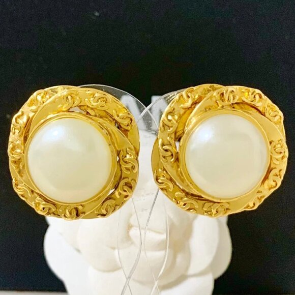 CHANEL CC Logos Pearl Vintage Clip-On Earrings Gold Tone 93A Auth